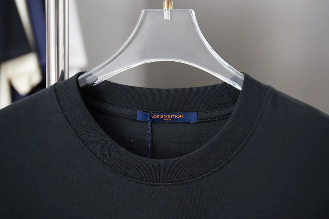 🅿️180 1V 25SS early spring new style Short sleeves with embroidered LV letters Light luxury Essential item for daily commuting for men and women Correct version Welcome to compare Detailed features · 320g 100% pure cotton double yarn jersey fabric · Special thickened 32 pieces of double-strand 1X1 thread in the same vat custom dyeing · Imported Tajima machine embroidery with various craft letters · Double-needle stitching and cross-stitching technology · Original main mark, washable tag, brand moisture-proof paper packaging Color: black/white Size: S/M/L/XL